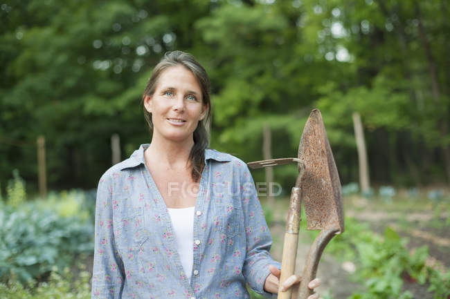 Femme travaillant dans un jardin bio — Photo de stock