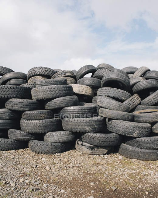 Pilha de pneus de carro de borracha descartados — Fotografia de Stock