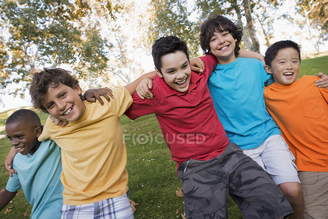 Meninos felizes correndo — Fotografia de Stock