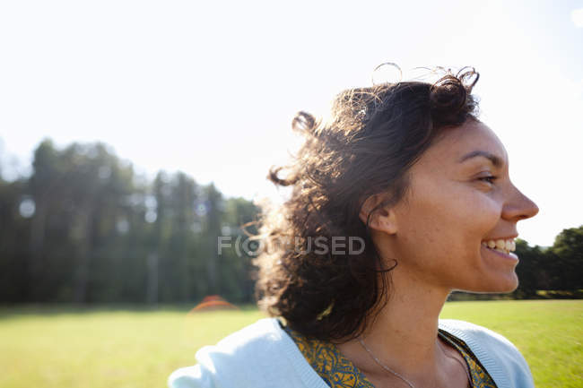 Жінка на сонці, посміхаючись — стокове фото