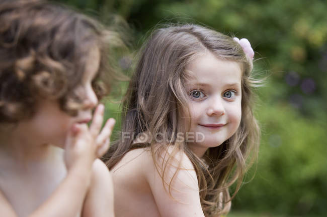 Две улыбающиеся девушки — стоковое фото