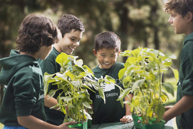 Les enfants apprennent les plantes et les fleurs — Photo de stock