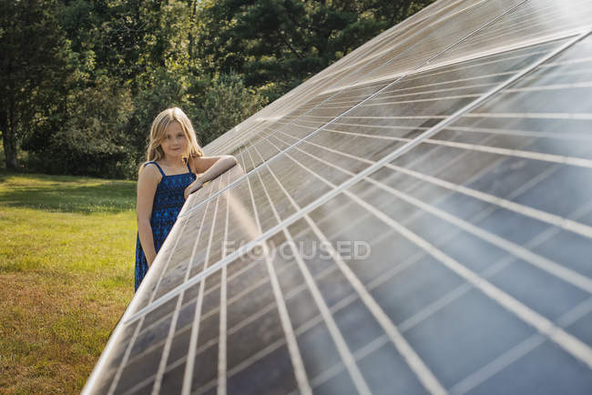 Jovem ao lado do painel solar — Fotografia de Stock