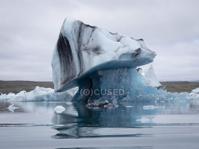 Lac glaciaire dans le parc national Vatnajokull . — Photo de stock