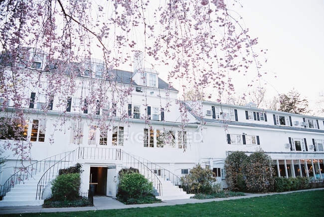 Fassade mit Terrasse und Treppe mit Blick auf den formalen Garten — Stockfoto