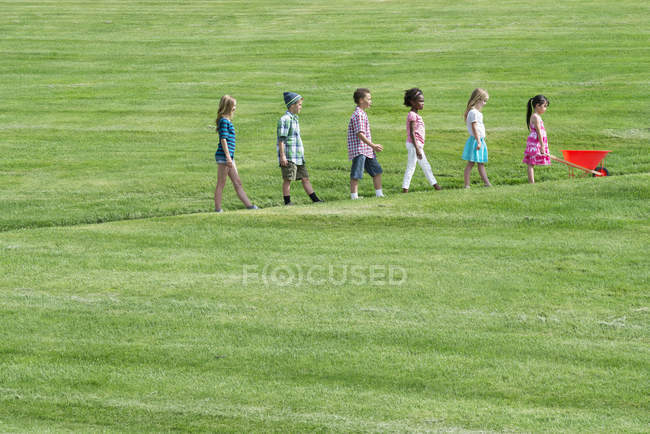 Дети идут по наклонной дорожке — стоковое фото