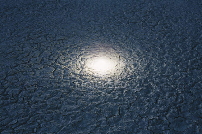 Leuchtendes Licht am Strand in der Abenddämmerung — Stockfoto