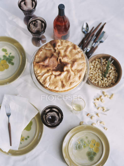 Mesa colocada com pratos de comida — Fotografia de Stock