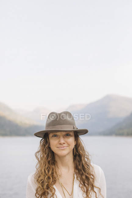 Жінка в широкому різьбленому капелюсі — стокове фото