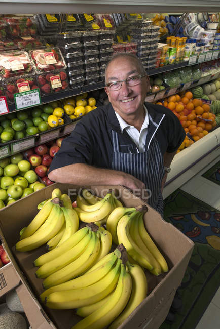 Homme debout dans une épicerie — Photo de stock
