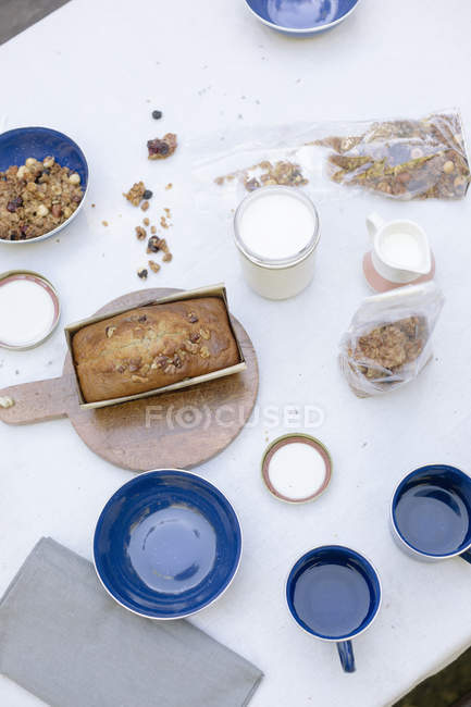 Tisch mit Kuchen und Müsli. — Stockfoto