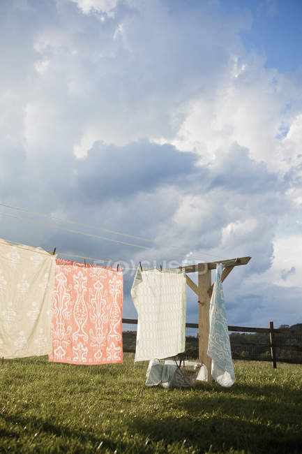 Línea de lavado con ropa de casa - foto de stock