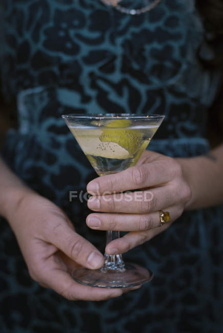 Frau hält ein Martini-Glas — Stockfoto