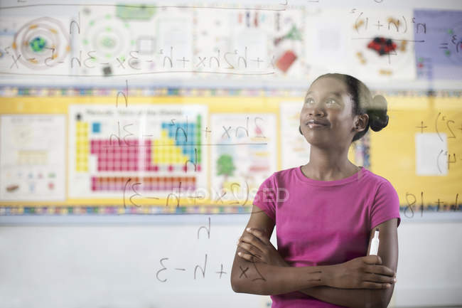 Estudiante escribir fórmula y ecuaciones - foto de stock