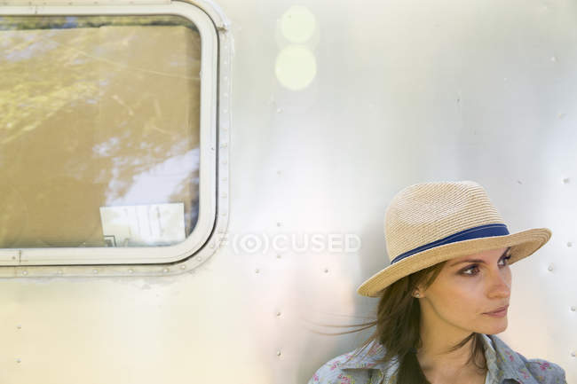 Жінка сидить в тіні трейлера — стокове фото