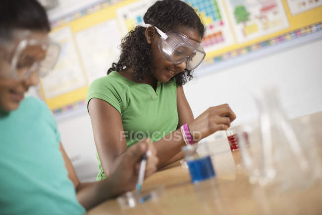 Мальчик и девочка на уроке естественных наук — стоковое фото