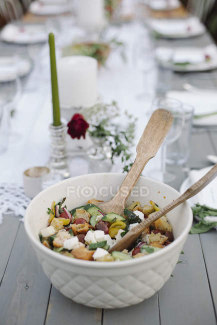 El plato de la ensalada sobre la mesa - foto de stock