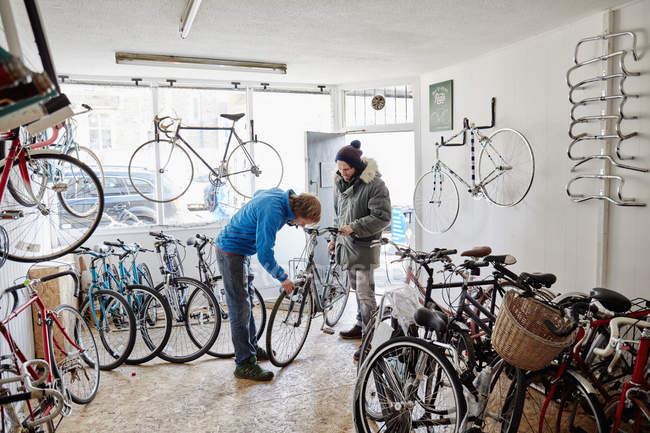 Giovani in un negozio di biciclette — Foto stock