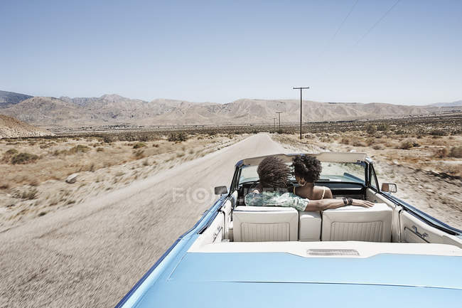 Пара в бледно-голубом кабриолете — стоковое фото