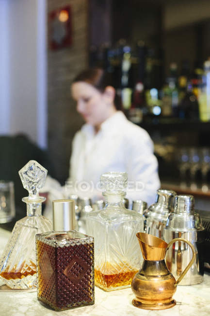 Donna che mescola un cocktail — Foto stock