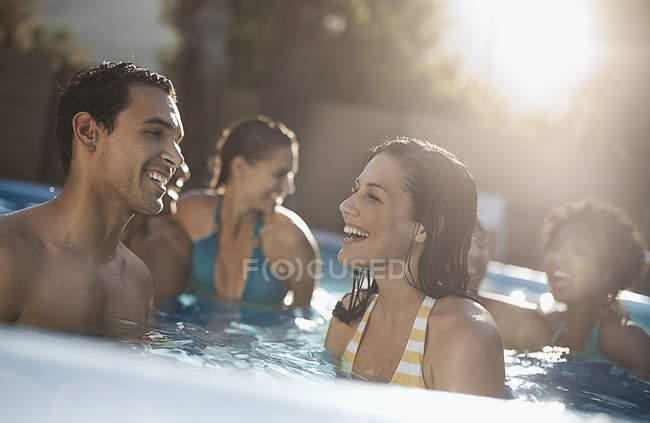 Freunde im Schwimmbad — Stockfoto