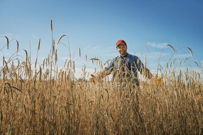 Uomo in piedi in un campo — Foto stock