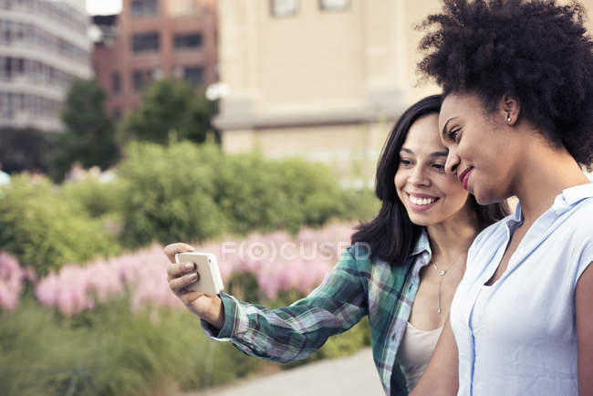 Femmes posant et prenant un selfie dans la ville — Photo de stock