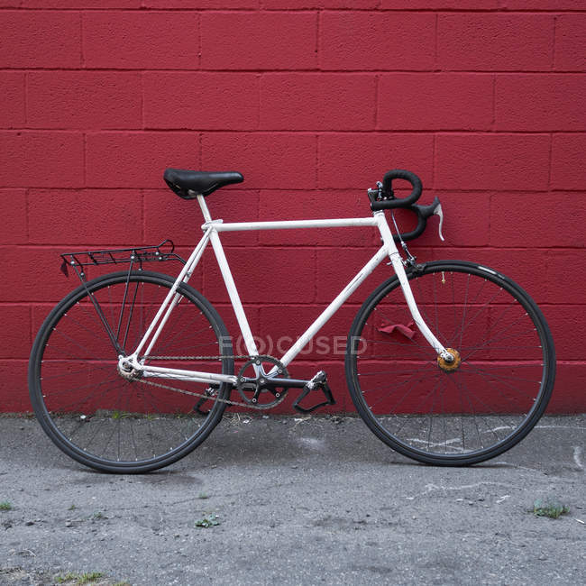 Bicicleta contra una pared . - foto de stock