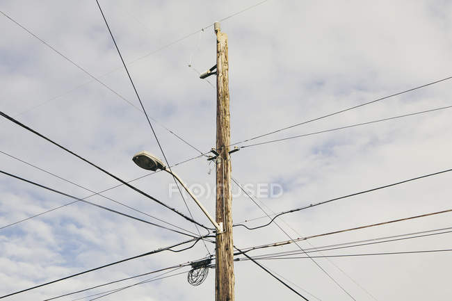 Телефонный полюс и провода — стоковое фото