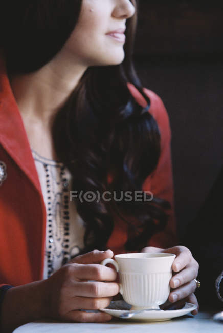 Mujer con café en la cafetería - foto de stock
