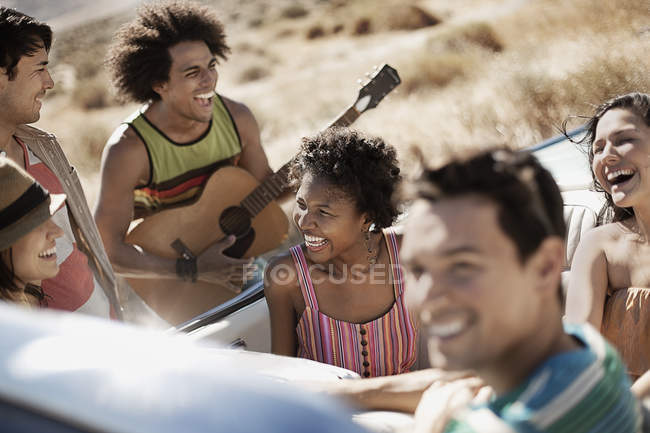 Amigos en un convertible azul pálido - foto de stock