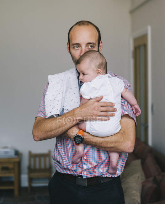 Homme tenant un jeune bébé — Photo de stock