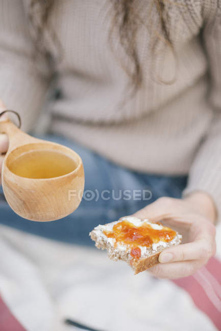 Женщина держит чашку чая — стоковое фото