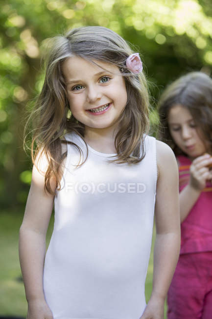 Dos niñas sonrientes - foto de stock