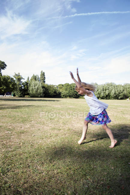 Jeune fille dans le parc — Photo de stock