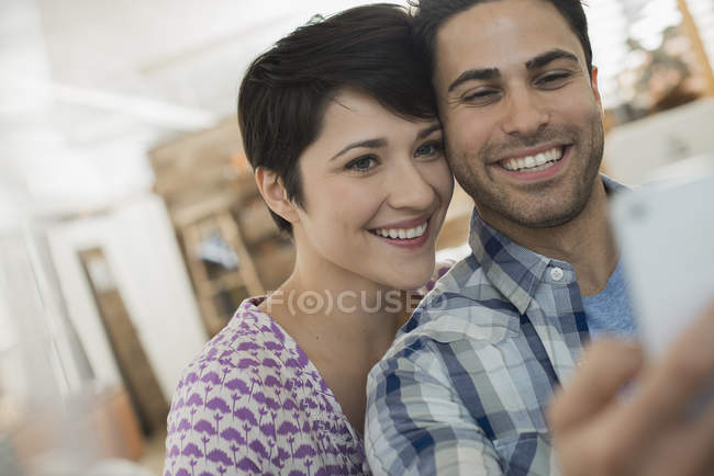 Casal posando para um selfy . — Fotografia de Stock
