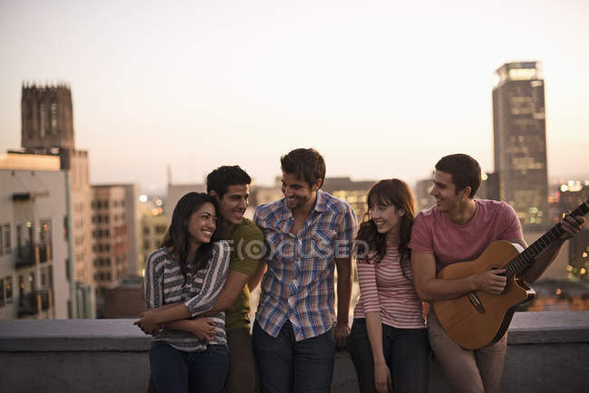 Друзі зібралися на терасі на даху — стокове фото
