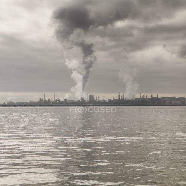 Dunkler Rauch aus Ölraffinerie — Stockfoto