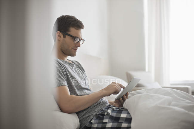 Hombre con tableta digital con pantalla táctil . - foto de stock