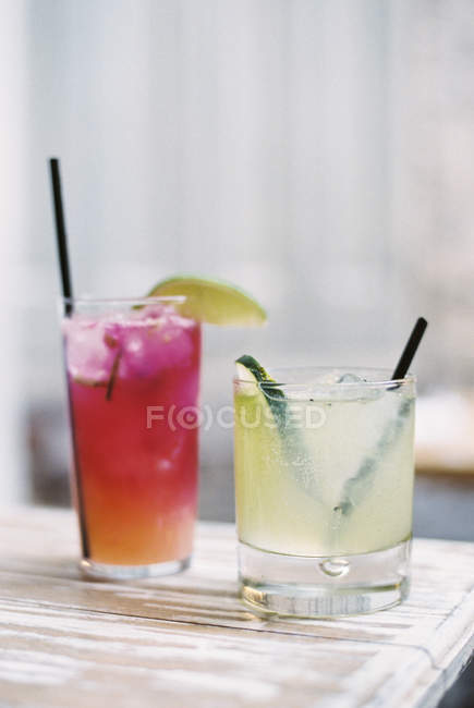 Дві склянки охолоджених напоїв — стокове фото