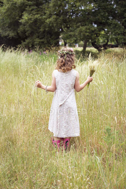 Jeune fille avec des fleurs — Photo de stock