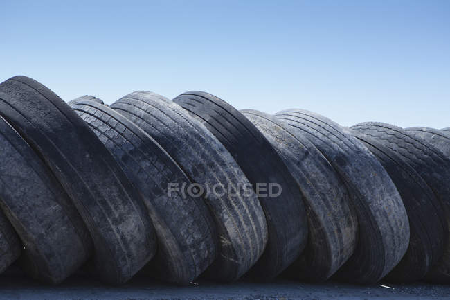 Abaixo de pneus de borracha descartados . — Fotografia de Stock