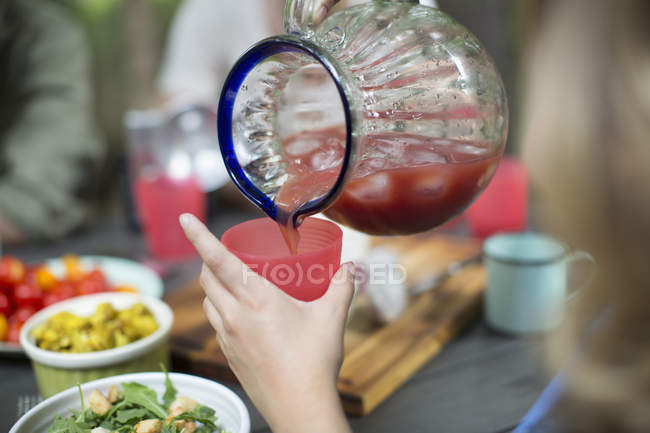 Pessoa segurando um copo — Fotografia de Stock