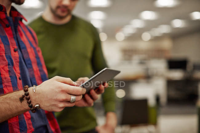 Männer schauen auf ein digitales Tablet — Stockfoto
