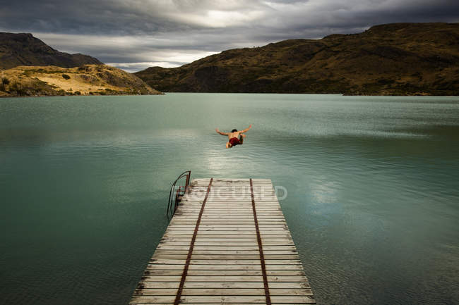Young man diving — Stock Photo
