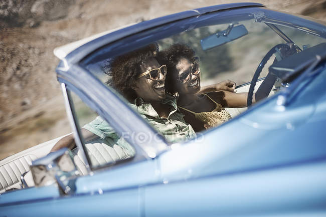 Couple in a pale blue convertible — Stock Photo