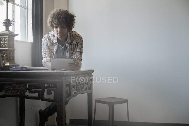 Homem usando um tablet digital
. — Fotografia de Stock
