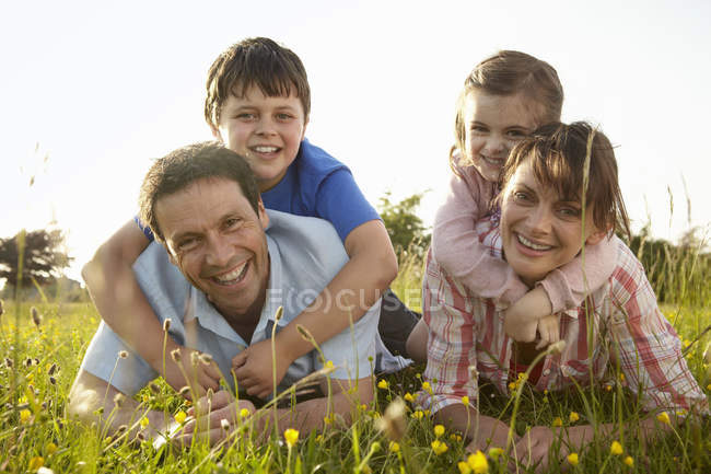 Famiglia, due genitori e due figli — Foto stock