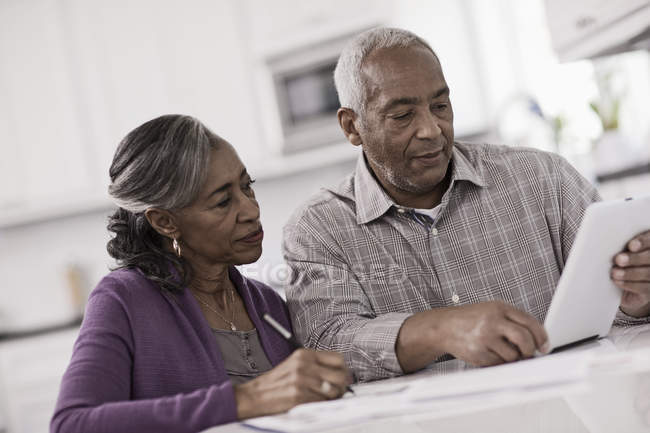 Seniorenpaar mit digitalem Tablet — Stockfoto