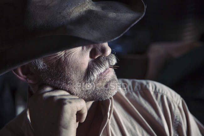 Man wearing a brimmed hat — Stock Photo